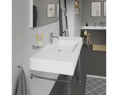 Moderne badkamer met witte wastafel, handdoekhouder en spiegel