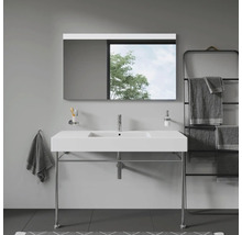Moderne badkamer met wastafel, spiegel en handdoekrek