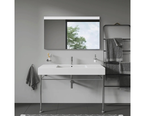 Moderne badkamer met wastafel, spiegel en handdoekrek