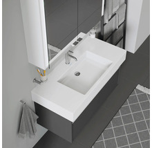 Moderne badkamer met wastafel, onderkast, spiegelkast en handdoekenrek