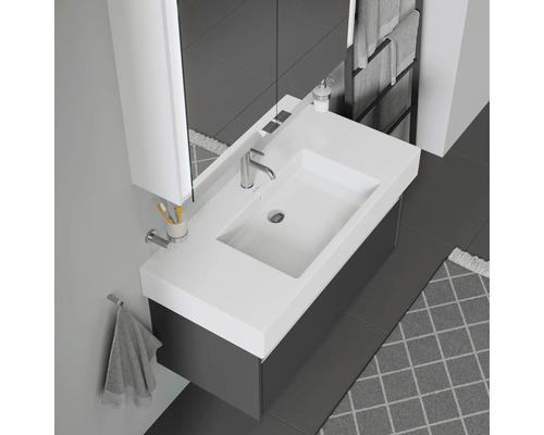 Moderne badkamer met wastafel, onderkast, spiegelkast en handdoekenrek