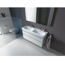 Moderne badkamer met dubbele wastafel, spiegel en wandcloset.