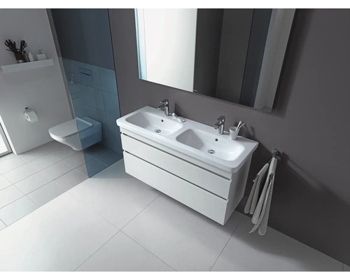 Moderne badkamer met dubbele wastafel, spiegel en wandcloset.