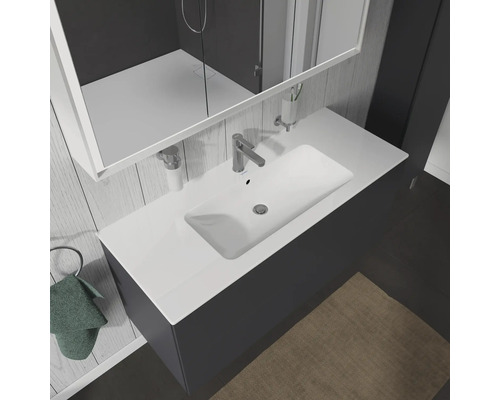 Wastafel met spiegel en handdoekring in badkamer