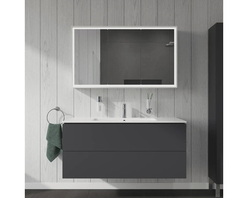 Moderne badkamer met wastafelonderkast, spiegelkast en handdoekhouder