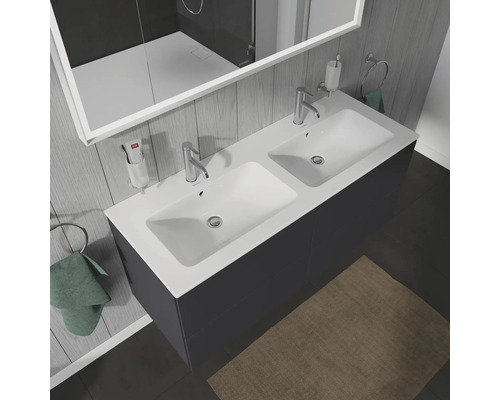 Dubbele wastafel met twee kranen, spiegel, handdoekring en diverse badkameraccessoires