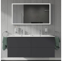 Badkamer met dubbele wastafel, verlichte spiegel en accessoires