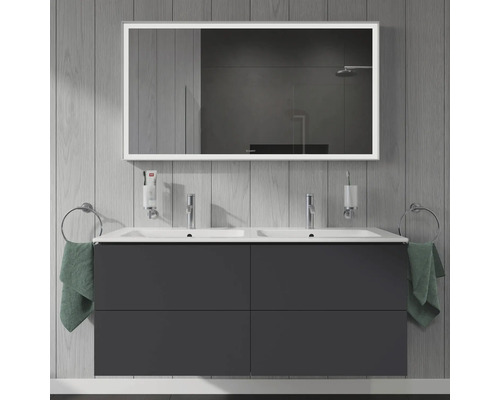 Badkamer met dubbele wastafel, verlichte spiegel en accessoires