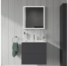 Moderne badkamer met wastafelonderkast, spiegel en handdoekhouder