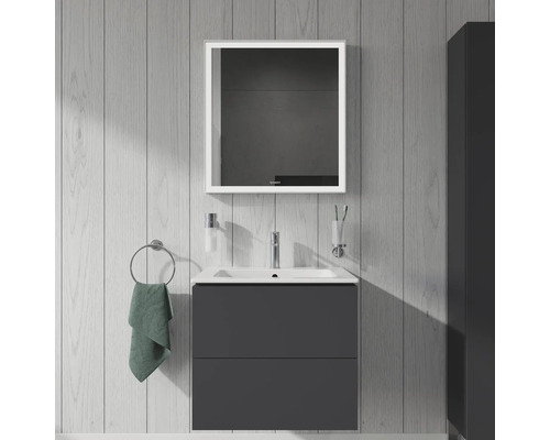 Moderne badkamer met wastafelonderkast, spiegel en handdoekhouder