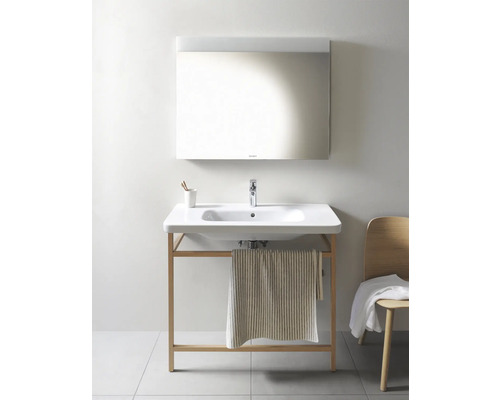 Badkamer met wastafel, spiegel en houten frame