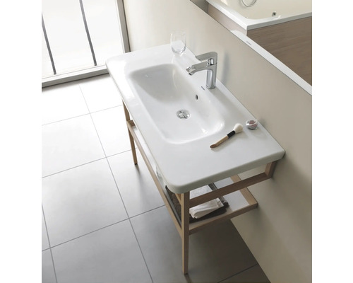 Wastafel met opbergruimte en handdoeken in de badkamer