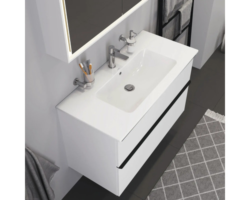 Moderne badkamer met witte wastafelonderkast en opzetwastafel.