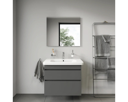 Badkamer met wastafelonderkast, spiegel en handdoekrek