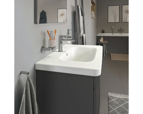 Moderne badkamer met wastafel, spiegel en handdoekhouder