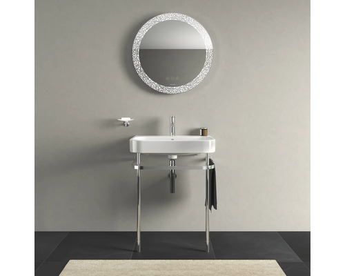 Moderne badkamer met wastafel, chromen wastafelonderkast en verlichte spiegel