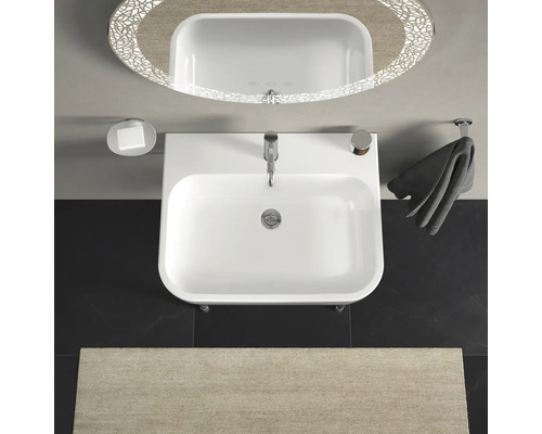 Bovenaanzicht van een badkamer met wastafel, spiegel en handdoekhouder