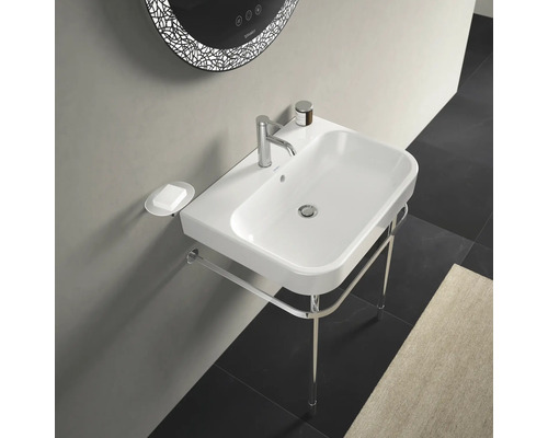 Wastafel met handdoekhouder en zeepbakje in de badkamer