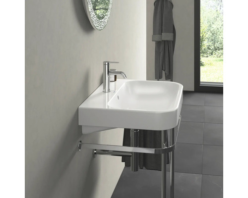 Wastafel met handdoekhouder en kraan in de badkamer.