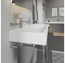 Moderne badkamer met witte dubbele wastafel, handdoekhouder en kranen