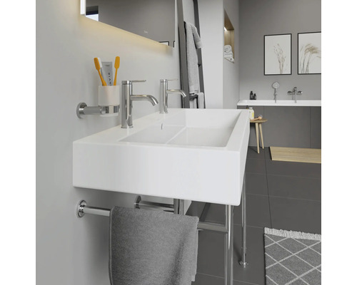 Moderne badkamer met witte dubbele wastafel, handdoekhouder en kranen