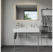 Moderne badkamer met wastafel, spiegel met verlichting en handdoekrek
