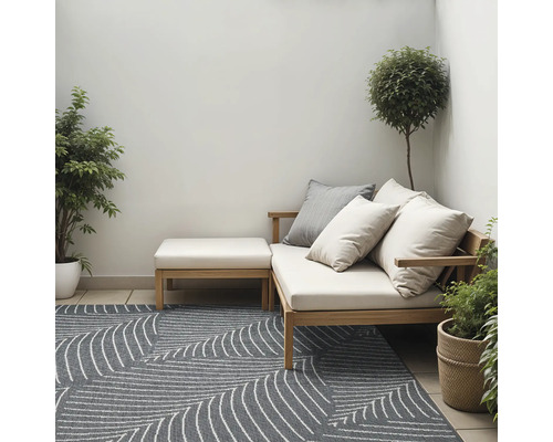 Terras met loungemeubilair en buitenkleed met bladmotief