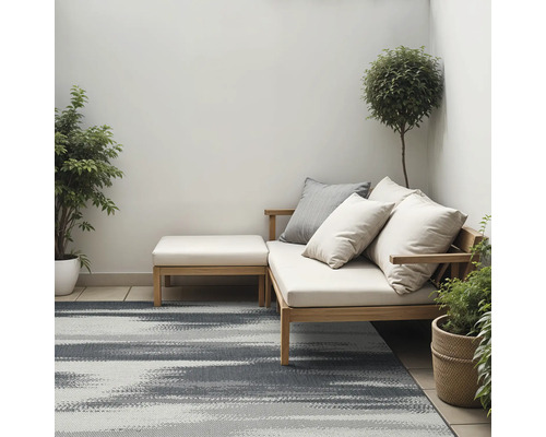 Terrasscène met buitentapijt, loungemeubels en planten