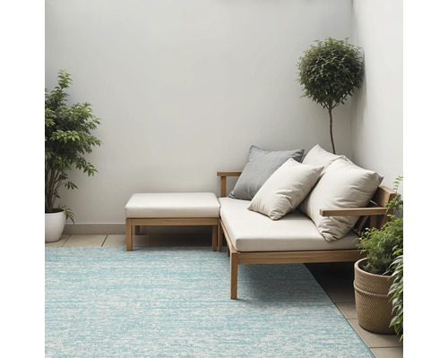 Terras met buitentapijt, zithoek en planten