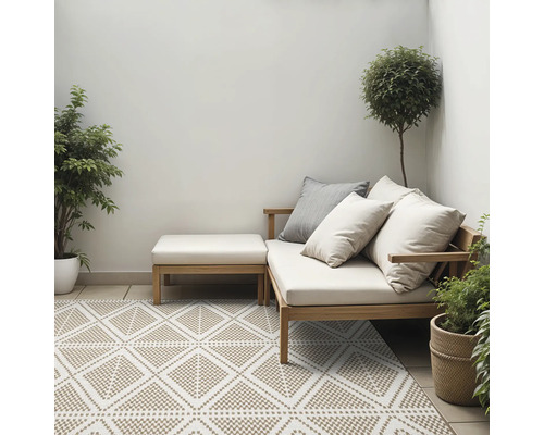 Terras met buitenkleed, zitje en planten