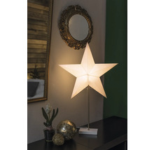 Decoratieve opstelling met sterlamp, spiegels en ornamenten op een tafel