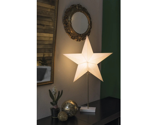 Decoratieve opstelling met sterlamp, spiegels en ornamenten op een tafel