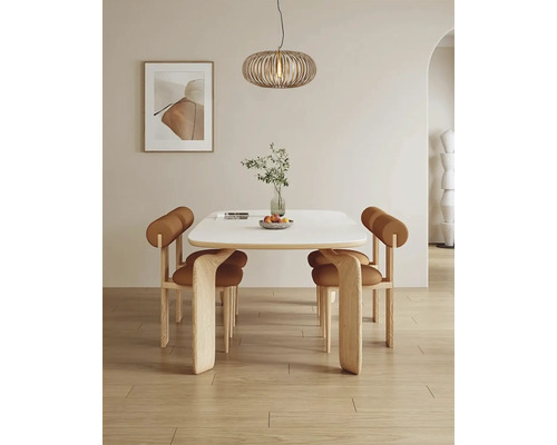 Eetkamer met eettafel, stoelen en hanglamp
