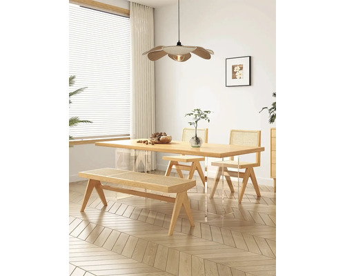 Lichte eetkamer met eettafel, stoelen, bank en bloemvormige plafondlamp