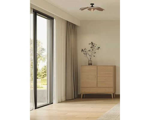 Woonkamer met dressoir, plafondlamp en raam met gordijnen.