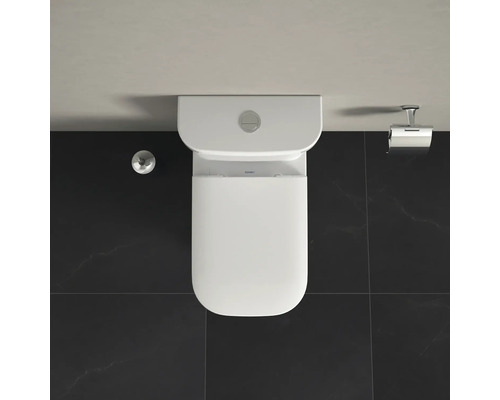 Bovenaanzicht van een wit staand toilet met reservoir, toiletpapierhouder en spoelknop