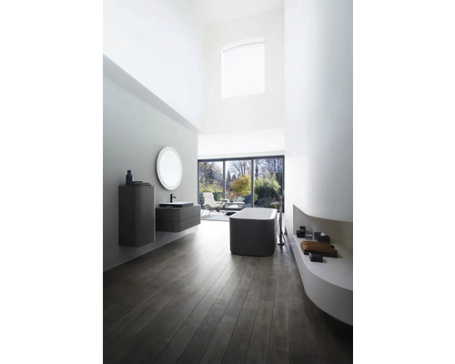 Lichte badkamer met wastafel, spiegel, bad en houten vloer voor een moderne inrichting