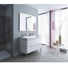 Moderne badkamer met wastafelonderkast, spiegel en douche.
