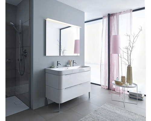 Moderne badkamer met wastafelonderkast, spiegel en douche.