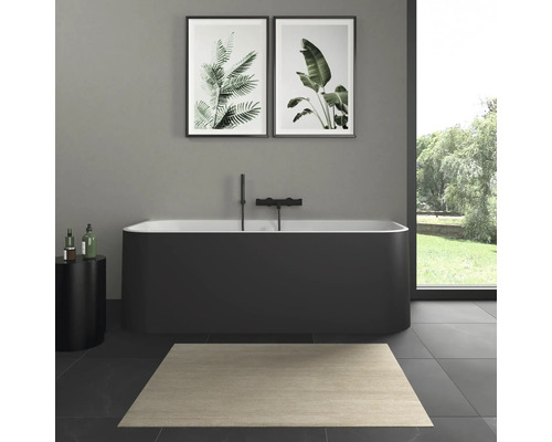 Moderne badkamer met vrijstaand bad, vloerkleed en botanische prints