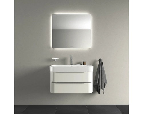 Badkamer met wastafelonderkast, wastafel, spiegel met verlichting en handdoekhouder