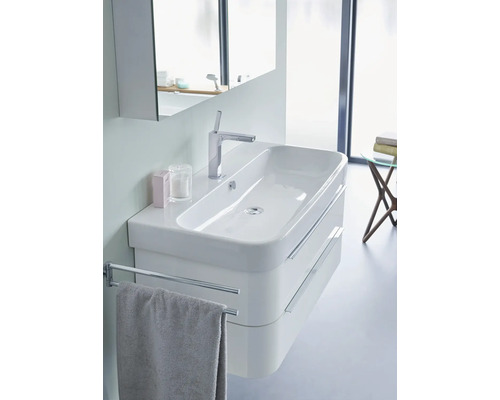 Moderne wastafel met kraan, handdoekhouder en spiegel voor een stijlvolle ambiance.