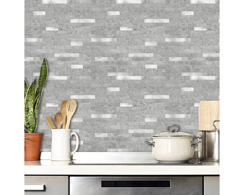 Keukenscène met grijze baksteenlook en kookgerei