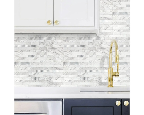 Keukenscène met mozaïektegelwand, gootsteen en keukenkastjes