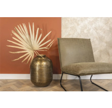 Decoratieve woonsfeer met vaas, droogbloem en fauteuil