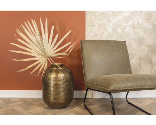 Decoratieve woonsfeer met vaas, droogbloem en fauteuil