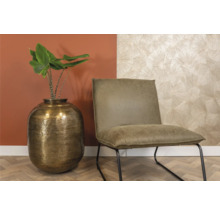 Decoratief interieur met stoel, plant en vaas