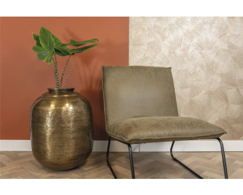 Decoratief interieur met stoel, plant en vaas