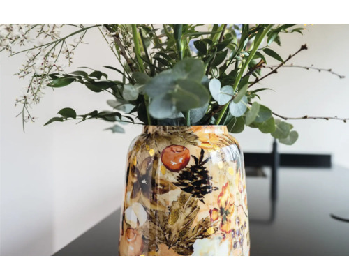 Decoratieve vaas met bloemmotief en bloemstuk