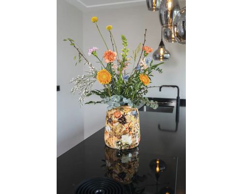 Boeket bloemen in decoratieve vaas op een kookeiland